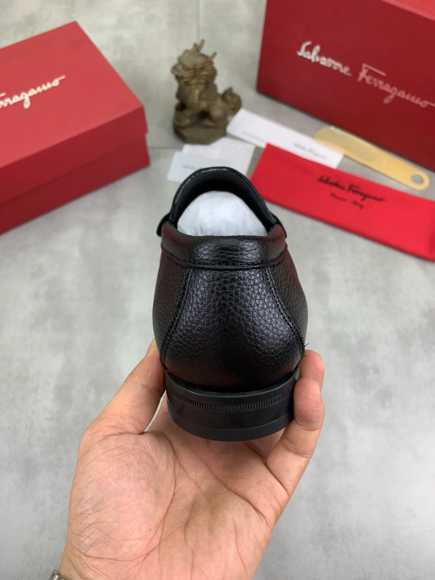 Men's Men's Shoes 💰P460💰[New Style] Water-dyed Niuli 🆘[Salvatore Ferragamo] Ferragamo's latest casual business leather shoes for men! Available at counters simultaneously! The fabric is made of specially imported original calfskin, and the interior is made of imported water-dyed cowhide. It is absolutely luxurious and leads the fashion trend. Matching code: 38-45; 3⃣️ colors available